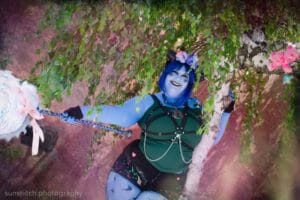 Jester Cosplay by @KingmakerCos (Twitter) || Spiritual Weapon and Traveler Icon Props by @Blackwood Alchemy (Facebook) || Photography by @sunstiitch (Instagram)
