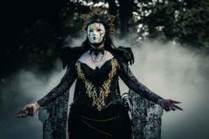 Matron of Ravens Cosplay by @daniandtheirdragons || Photography by @photosfromtheforge